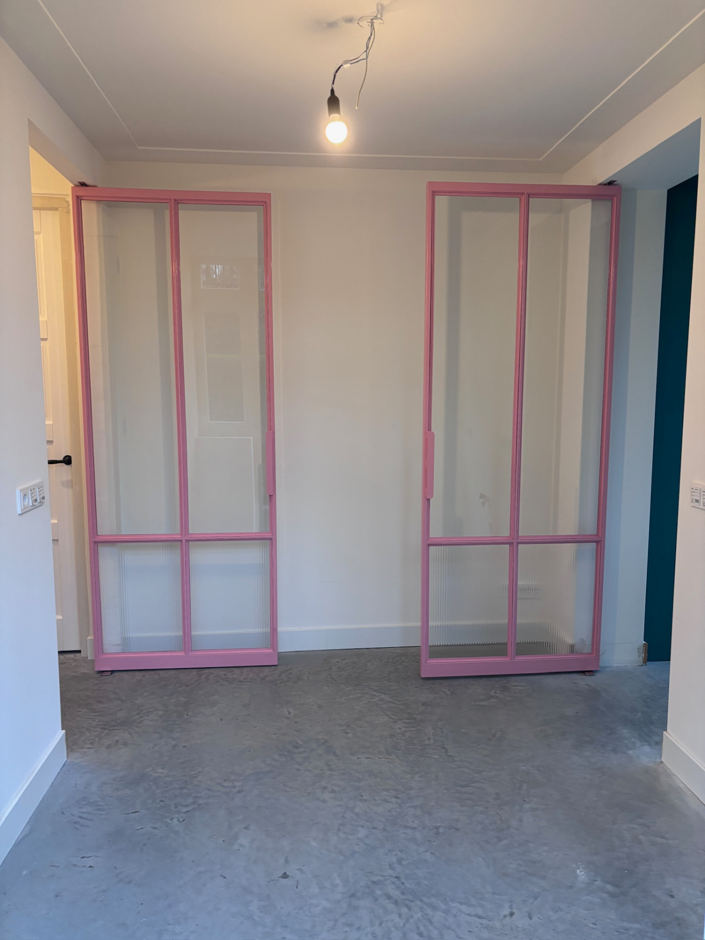 Twee roze taatsdeuren Eindhoven — beeld 1