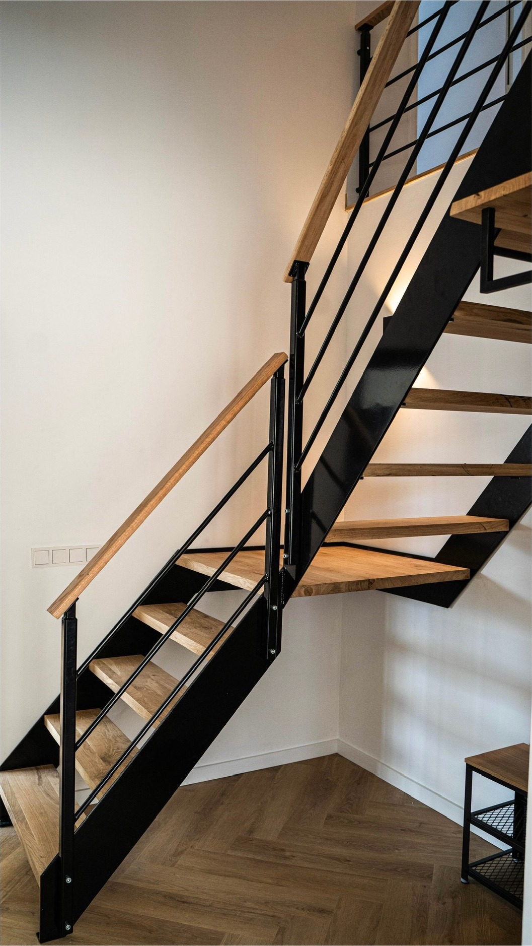 Stalen trap Best — beeld 2