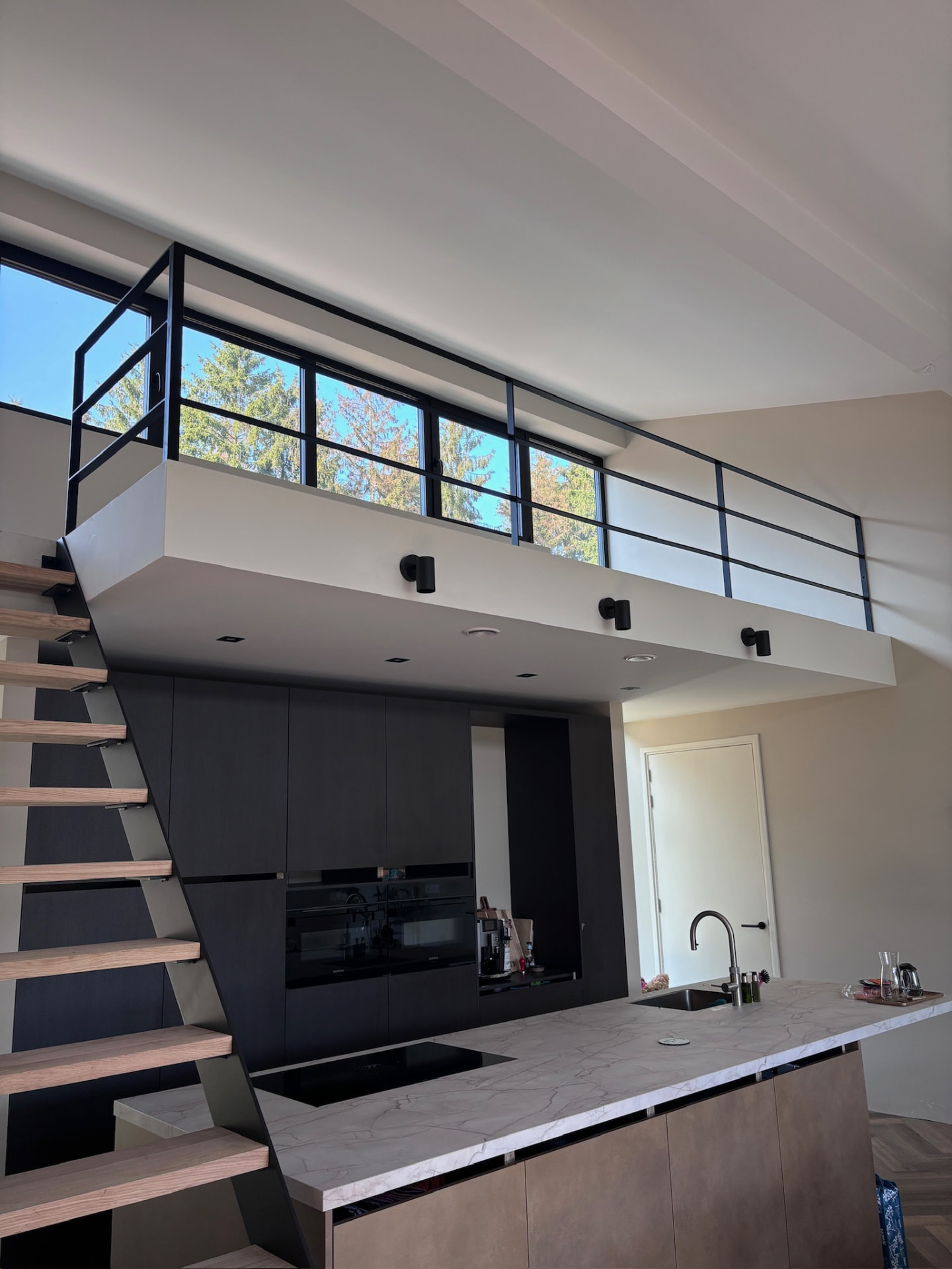 Trap, balustrade en stalen deur Wintelre — beeld 1