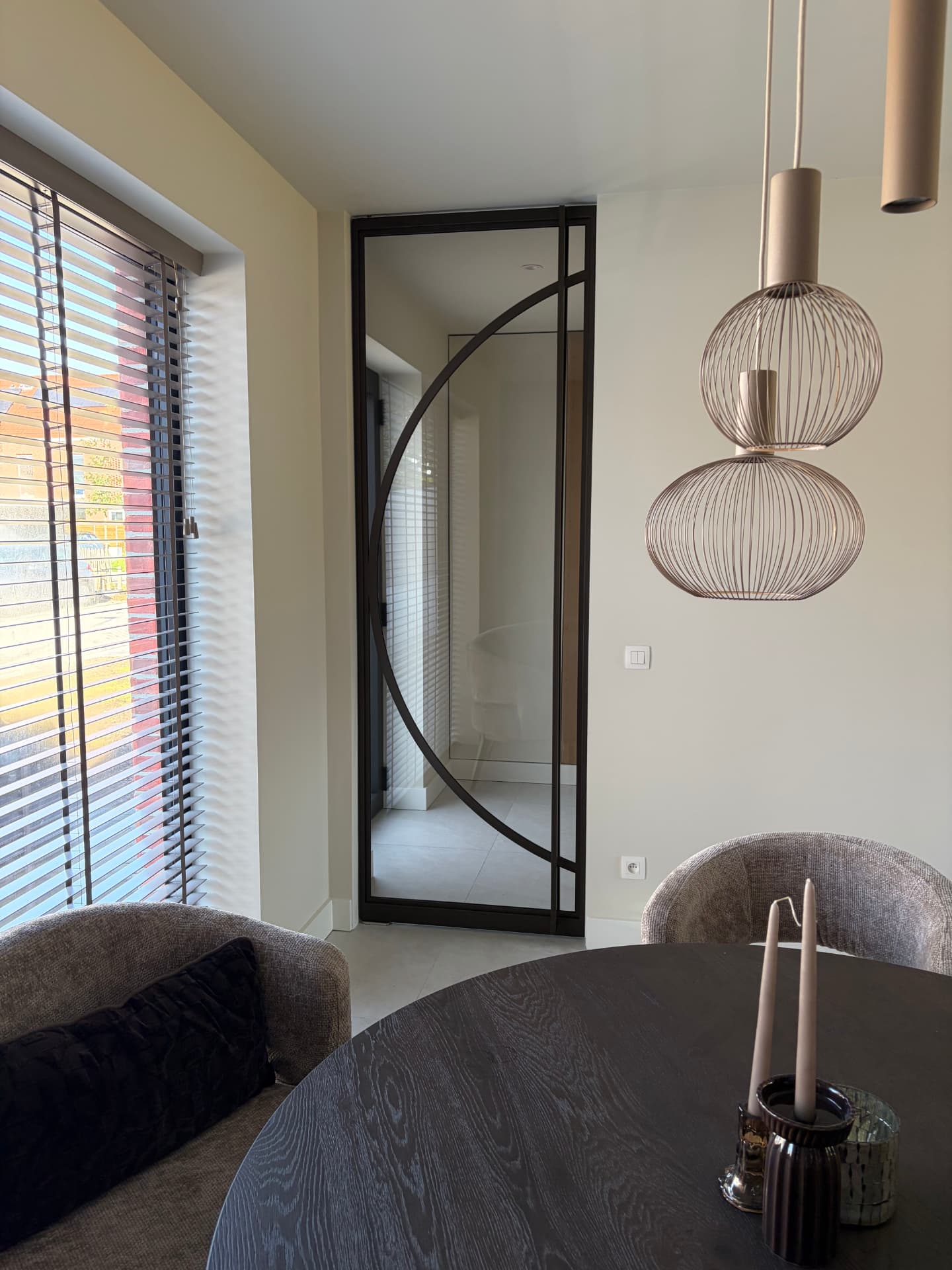 Taatsdeur met boog in Anodic Brown met bruin glas