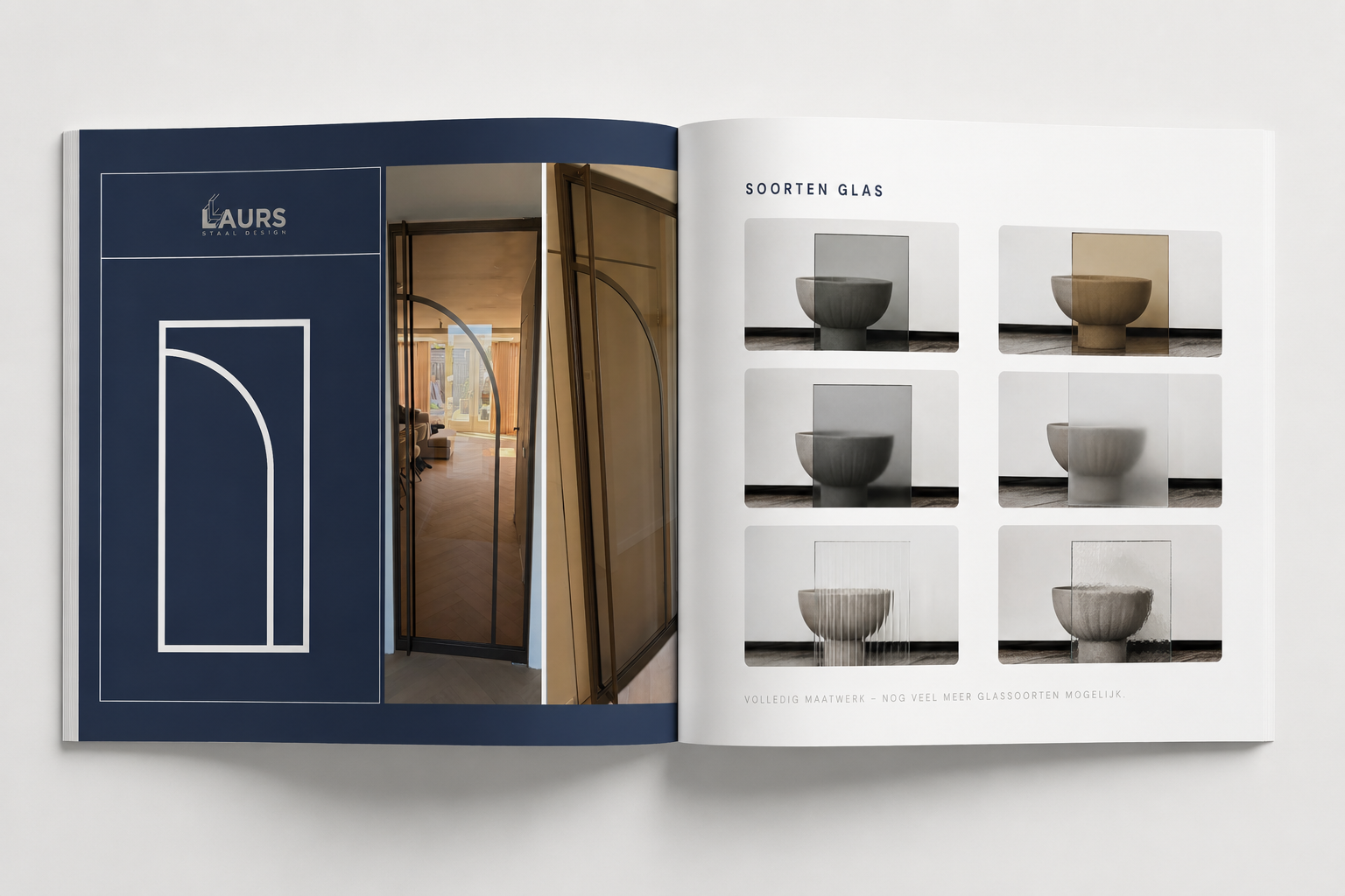 Brochure stalen deuren van Laurs Staal Design — opengeslagen met soorten glas
