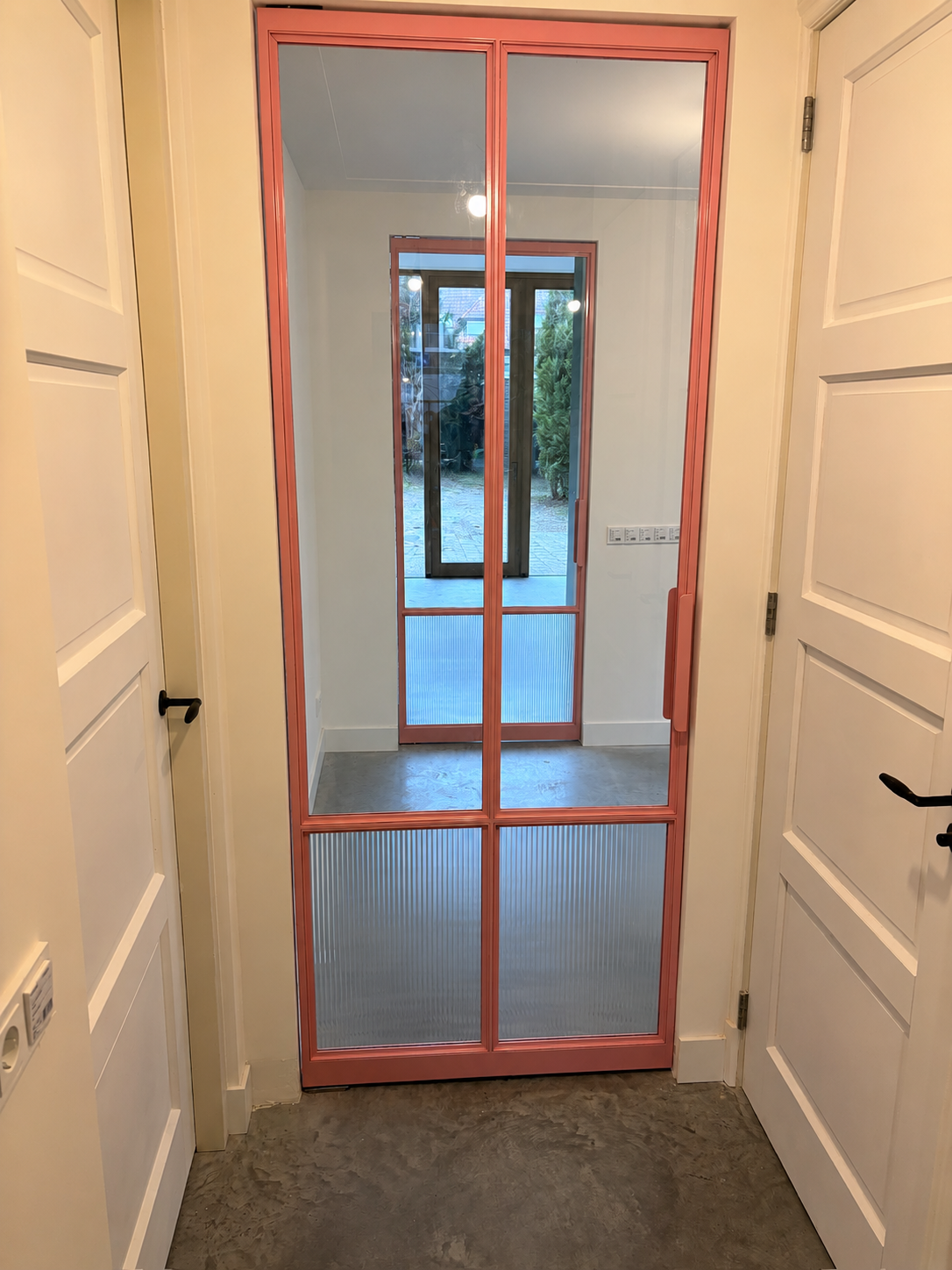 Twee roze taatsdeuren Eindhoven