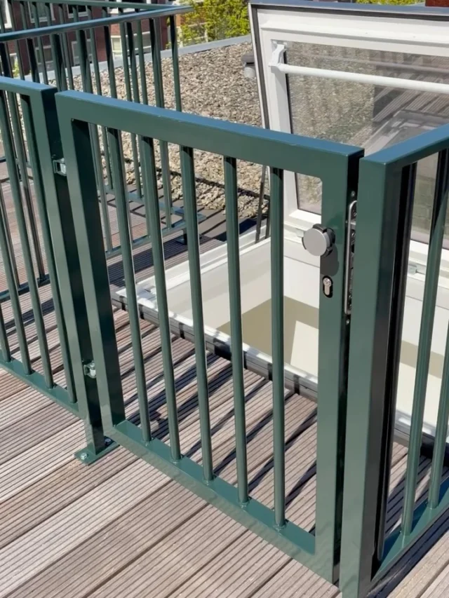 Stalen balustrade in zwartgroen met poort