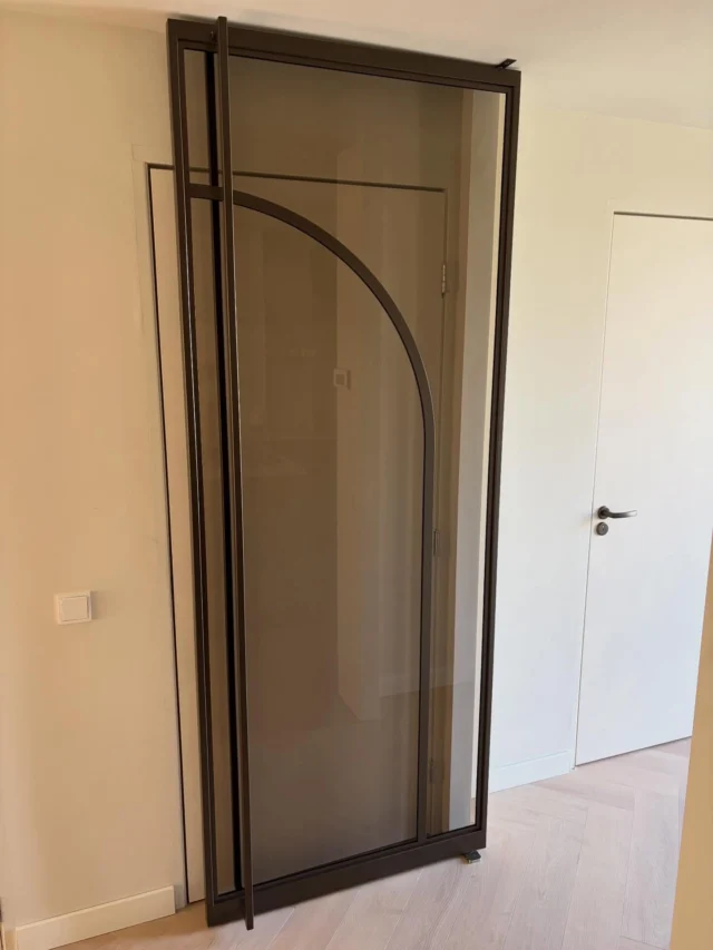 Stalen taatsdeur in Anodic Brown met brons glas