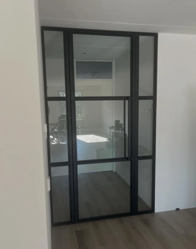 Stalen scharnierdeur met zijlichten en helder glas