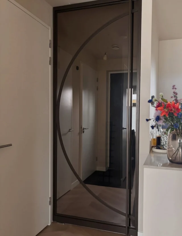 Stalen taatsdeur met boog in Anodic Brown met brons glas